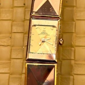 Jennifer Lopez  copper tone metallic quartz watch. New battery